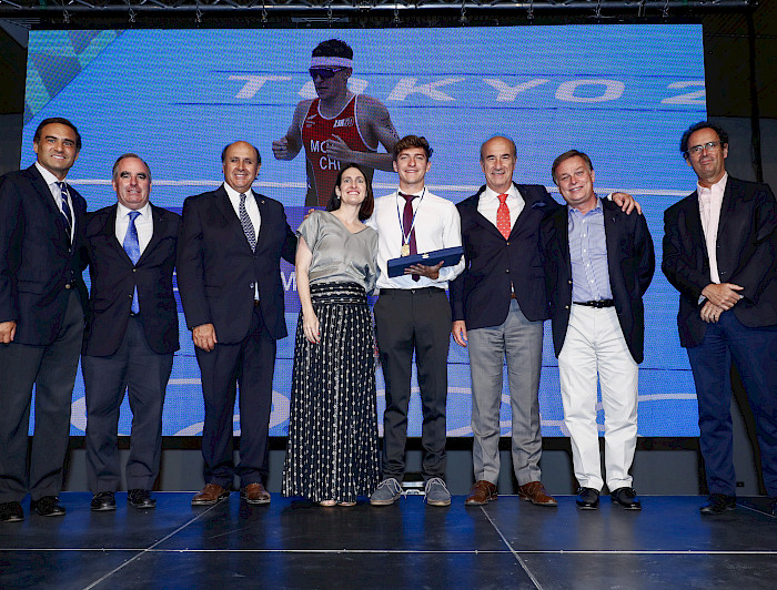 Diego Moya (al centro) recibe el premio como deportista del año.- Foto CDUC 