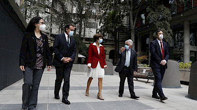 Rector, susbsecretaria Daza y ministro de Salud, Enrique Paris, caminando en Casa Central.