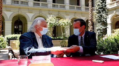 Rector Ignacio Sánchez recibe donación de manos de Claudio Di Girolamo.