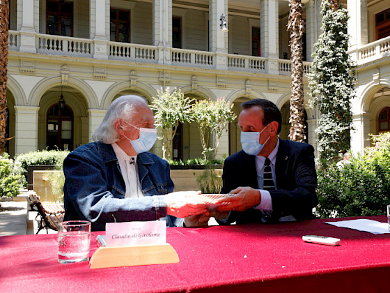 Rector Ignacio Sánchez recibe donación de manos de Claudio Di Girolamo.