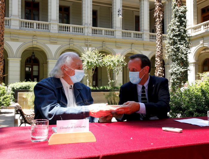 Rector Ignacio Sánchez recibe donación de manos de Claudio Di Girolamo.