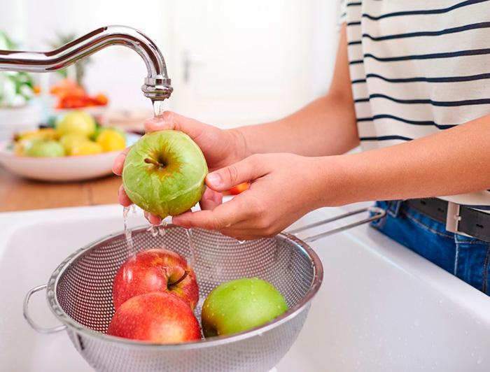 Lavar y desinfectar bien frutas y verduras, cocinar los alimentos por completo y evitar la contaminación cruzada, son algunos de los cuidados que recomienda la especialista. (Imagen Banco de fotos)