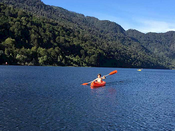 lago rodeado de cerros
