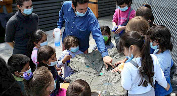 grupo de niños observando material educativo