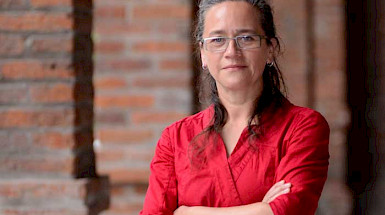 Retrato profesora Claudia Matus en el Centro de Extensión