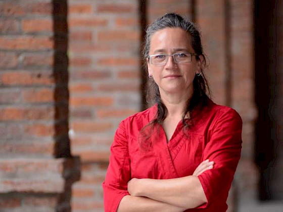 Retrato profesora Claudia Matus en el Centro de Extensión
