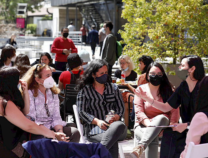 Grupo de personas dialogando