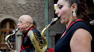 Dos saxofonistas en Campus Oriente