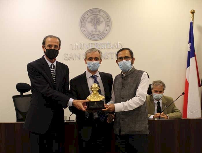imagen correspondiente a la noticia: "Profesor de Derecho UC recibió el reconocimiento Mahatma Gandhi"