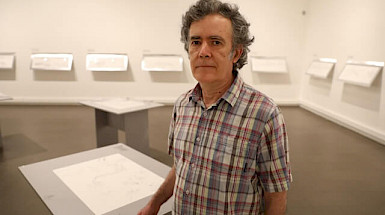 Retrato de José Ignacio León Luque en la galería del Centro de Extensión UC