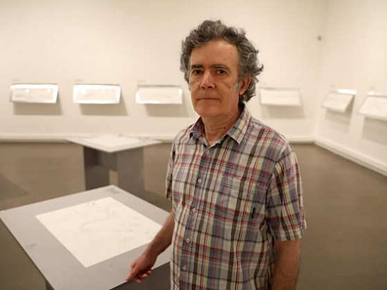 Retrato de José Ignacio León Luque en la galería del Centro de Extensión UC