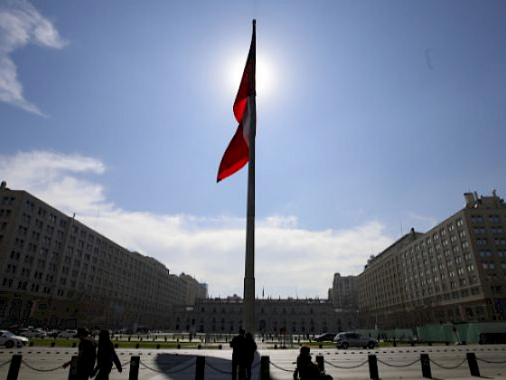 Bandera chilena frente a La Moneda