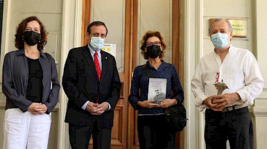 Rector Ignacio Sánchez con los hijos de Fernando Castillo Velasco y Mónica Echeverría