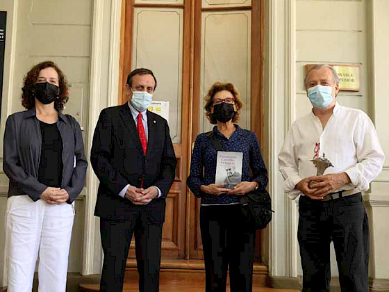 Rector Ignacio Sánchez con los hijos de Fernando Castillo Velasco y Mónica Echeverría