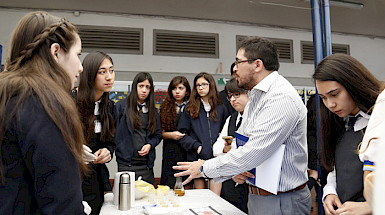 Escolares con su profesor.- Foto Dirección de Comunicaciones