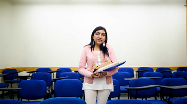 La profesora María Isabel Lara, en una sala de clases.