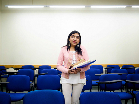 La profesora María Isabel Lara, en una sala de clases.