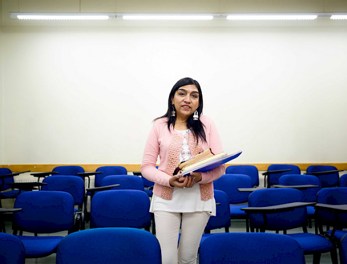 La profesora María Isabel Lara, en una sala de clases.