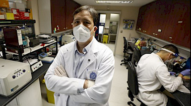 Profesor Alexis Kalergis en su Laboratorio de la Facultad de Ciencias Biológicas.- Foto Dirección de Comunicaciones