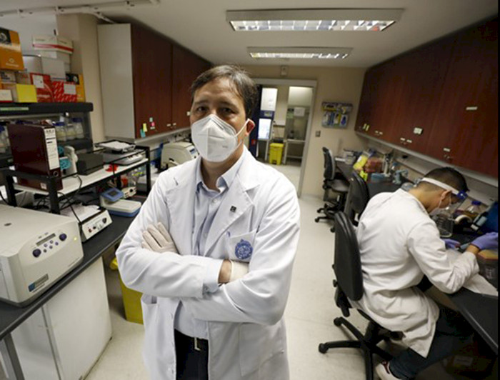 Profesor Alexis Kalergis en su Laboratorio de la Facultad de Ciencias Biológicas.- Foto Dirección de Comunicaciones