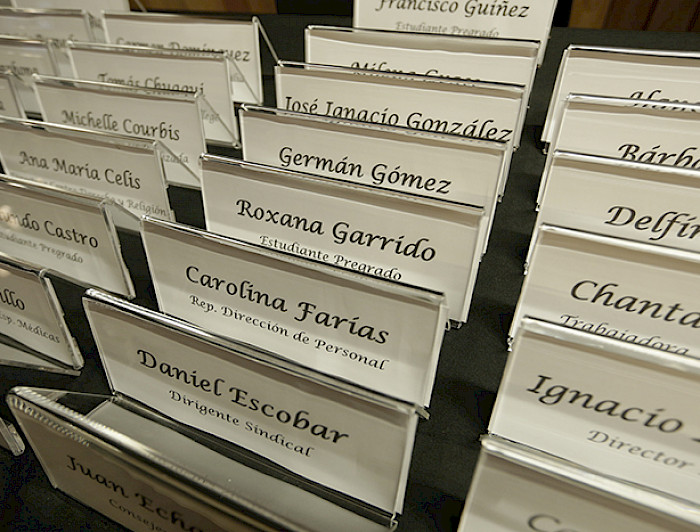 Tarjetas con nombres de los miembros del Foro Universitario UC.