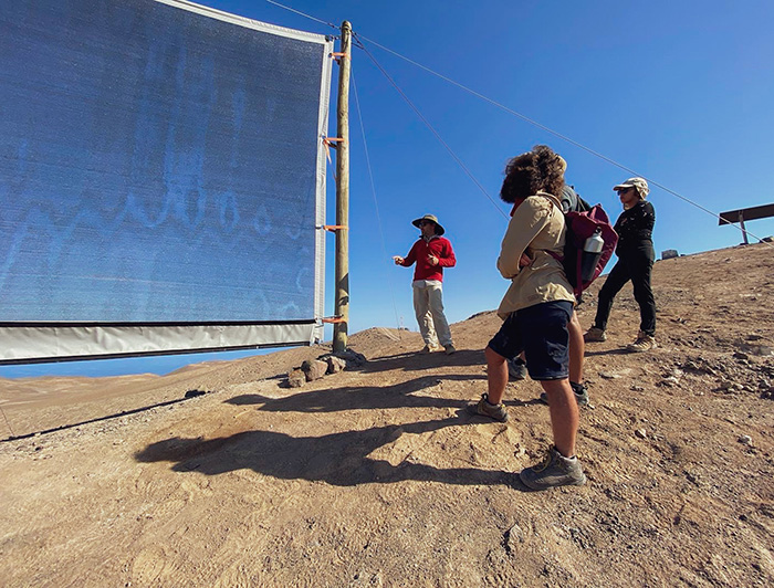 Como cuenta el director de la Estación Atacama UC, profesor Pablo Osses: Estudiantes de distintas disciplinas estuvieron por un periodo de casi dos semanas, aprendiendo distintas labores de investigación de campo, tales como preparar e instalar un instrumento, ver y analizar los datos, resolver problemas prácticos y logísticos, así como también la discusión de la investigación en un grupo interdisciplinario, lo que es de gran riqueza”. (Crédito fotográfico: Nicole Saffie)