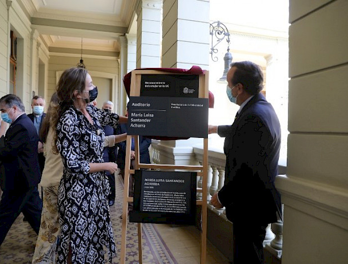 imagen correspondiente a la noticia: "Dos salas de la UC son rebautizadas en homenaje a mujeres pioneras"