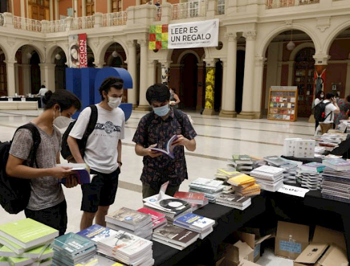 imagen correspondiente a la noticia: "Exitosa venta de bodega de Ediciones UC se replica en otros campus"