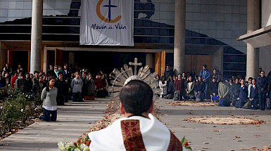 El sacerdote en plena ceremonia de Corpus Christi, en la entrada del Templo Mayor. en el campus San Joaquín.