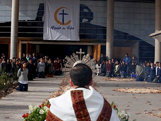 El sacerdote en plena ceremonia de Corpus Christi, en la entrada del Templo Mayor. en el campus San Joaquín.