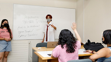 Estudiantes realizando una ayudantía en la Facultad de Comunicaciones