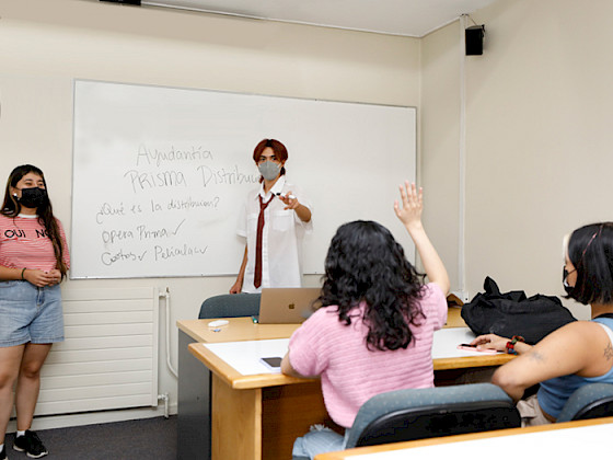Estudiantes realizando una ayudantía en la Facultad de Comunicaciones