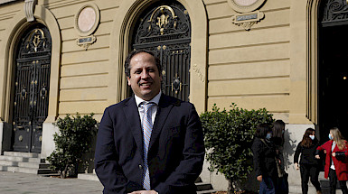 Foto retrato del vicerrector académico en el frontis de Casa Central