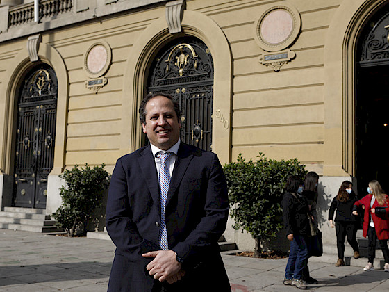 Foto retrato del vicerrector académico en el frontis de Casa Central
