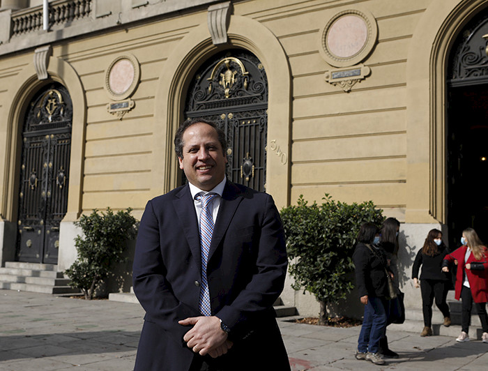 Foto retrato del vicerrector académico en el frontis de Casa Central