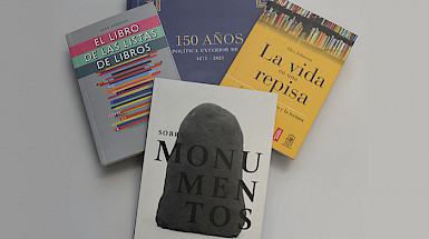 Cuatro ejemplares de libros publicados por Ediciones UC
