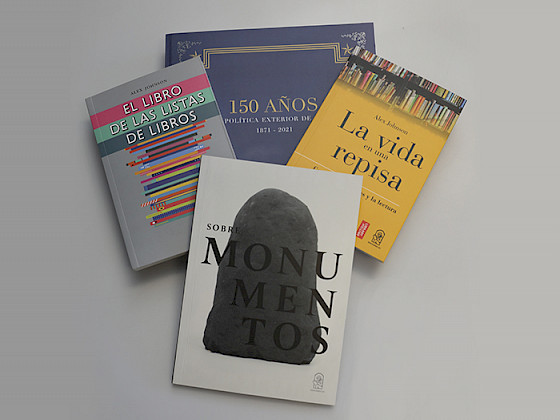 Cuatro ejemplares de libros publicados por Ediciones UC