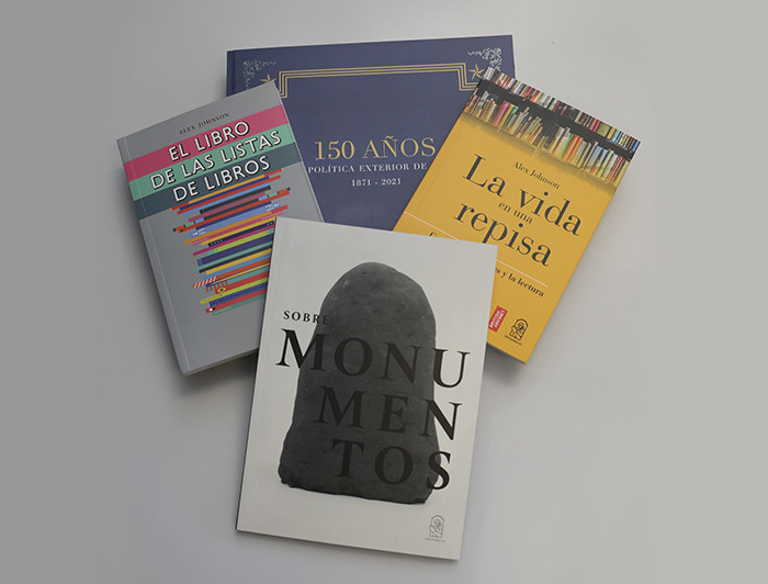 Cuatro ejemplares de libros publicados por Ediciones UC