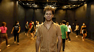 Retrato del profesor de Teatro UC, Álvaro Viguera, durante un ensayo actoral.