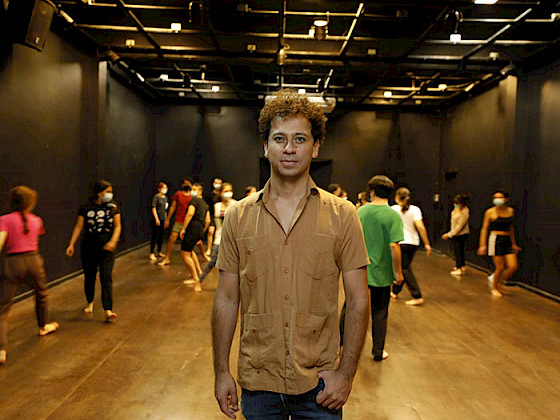 Retrato del profesor de Teatro UC, Álvaro Viguera, durante un ensayo actoral.