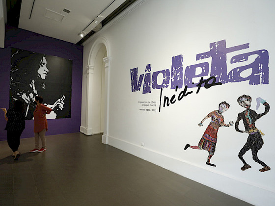 Exposición Violeta Inédita en el Centro de Extensión.- Foto Dirección de Comunicaciones