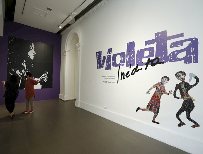 Exposición Violeta Inédita en el Centro de Extensión.- Foto Dirección de Comunicaciones