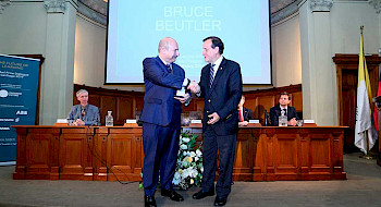 Doctor Bruce Beutier, inmunólogo, junto al Rector Ignacio Sánchez.
