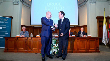 Doctor Bruce Beutier, inmunólogo, junto al Rector Ignacio Sánchez.