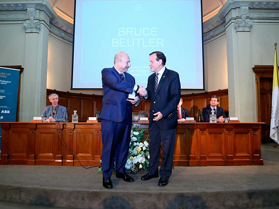 Doctor Bruce Beutier, inmunólogo, junto al Rector Ignacio Sánchez.