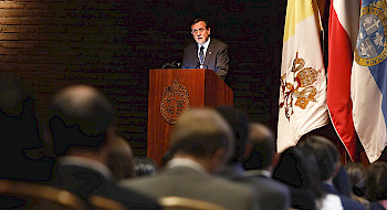 Foto rector en discurso de Inauguración de Año Académico 2022 en Salón Fresno