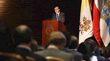 Foto rector en discurso de Inauguración de Año Académico 2022 en Salón Fresno