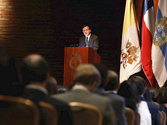 Foto rector en discurso de Inauguración de Año Académico 2022 en Salón Fresno