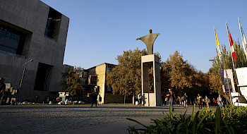 Entrada principal del campus San Joaquín.