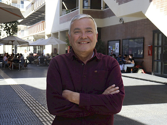 Novato de 64 años frente al edificio de College UC.